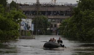 Barrage de Kakhovka : les évacuations continuent, Zelensky demande l'aide internationale