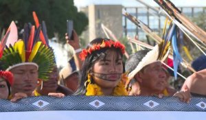 Au Brésil, des indigènes manifestent pour défendre les droits à leurs terres