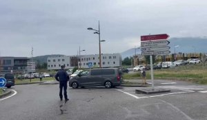 Annecy : le cortège présidentiel part de l'hôpital d'Annecy après la visite d'Emmanuel Macron