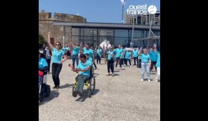 VIDÉO. Une flashmob pour sensibiliser au handicap, devant l'office de tourisme de Saint-Malo