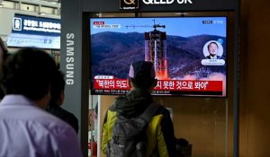 A Séoul, des habitants devant le JT après qu'un satellite militaire nord-coréen soit tombé en mer