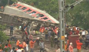 Catastrophe ferroviaire en Inde: des débris jonchent toujours les voies