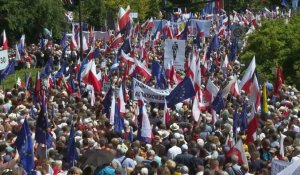 Un demi-million de Polonais manifestent à Varsovie contre le gouvernement