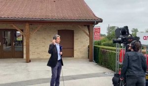 À Bouquehault, le député François Ruffin répond aux questions des habitants au bistrot