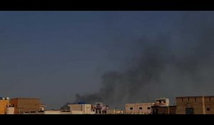 Soudan: fumée et coups de feu à Khartoum alors que les combats se poursuivent