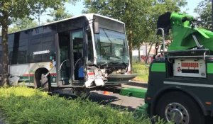 Lezennes : spectaculaire accident entre un bus et une voiture