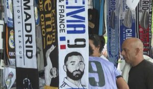 Des supporters du Real Madrid réagissent au départ de Karim Benzema