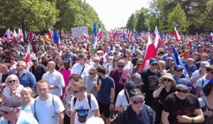 Les Polonais manifestent massivement contre le gouvernement à Varsovie