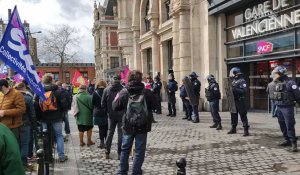 Face-à-face entre forces de l'ordre et manifestants à la gare de Valenciennes