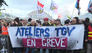Retraites: rassemblement de cheminots à la gare de Lyon à Paris