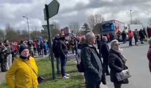 Les manifestants à Calais ont bloqué l'autoroute