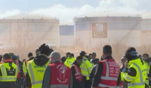 Retraites: rassemblement de dockers devant le dépôt pétrolier de Fos-sur-Mer