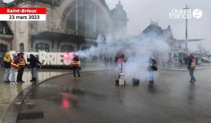 VIDÉO. Les manifestants devant la gare de Saint-Brieuc 