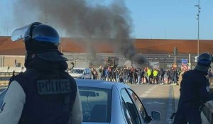 Retraites: des manifestants bloquent une porte du port de Marseille