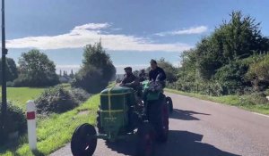 Dans l'Eure, Les Vieux volants bernayens ont organisé un rallye de tracteurs entre Nassandres-sur-Risleet Serquigny