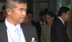 Thaïlande : l'ancien Premier ministre Thaksin de retour, s'incline devant le portrait du roi