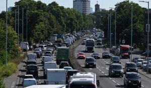 A Londres, l'extension controversée de la taxe pour véhicules polluants entre en vigueur
