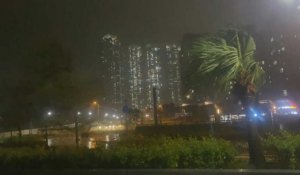 Le super typhon Saola traverse Hong Kong