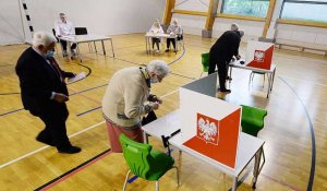 Pologne : un référendum controversé le jour des élections législatives