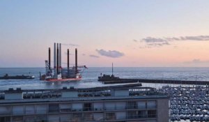 Au Havre, les mâts d'éoliennes quittent le port à destination de Saint-Brieuc