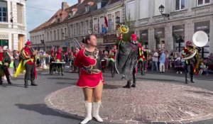 Aire-sur-la-Lys : cortège folklorique international du festival de l'andouille