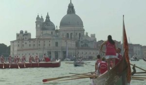 Italie: gondoles et bateaux participent à la régate historique de Venise