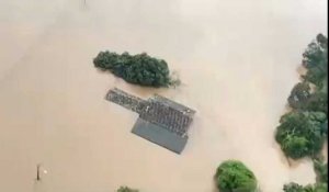 Brésil : sauvetage d'une famille d'une maison inondée après de fortes pluies