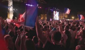 Rugby: la joie des supporters à Paris, après la victoire de la France face aux All Blacks