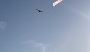 Boulonnais : un avion avec une banderole "Macron destitution" survole les plages