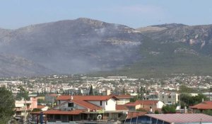 Les incendies continuent de faire rage sur le Mont Parnitha en Grèce