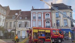 Aire-sur-la-Lys : un bâtiment en feu sur la Grand-Place