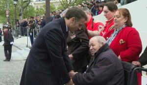 Cérémonie du 8-Mai: Emmanuel Macron salue des anciens combattants