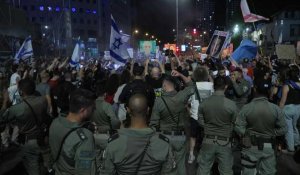 La police disperse des manifestants lors d'une manifestation à Tel-Aviv