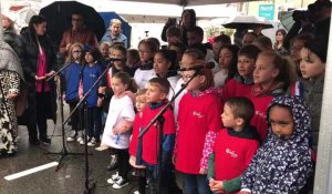 A Haveluy, les enfants chantent la Marseillaise devant François Hollande