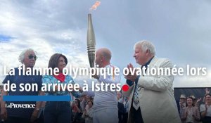 La flamme olympique ovationnée lors de son arrivée à l'hôtel de ville d'Istres
