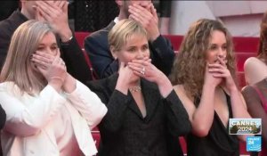 Festival de Cannes : Judith Godrèche mains sur la bouche avant la projection de son film "Moi aussi"