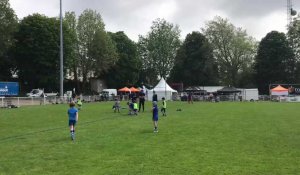 Les jeunes s’entraînent avant le tournoi européen des écoles de rugby à Béthune