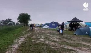 VIDÉO. Annulation de Papillons de nuit : les festivaliers profitent encore du camping malgré la boue