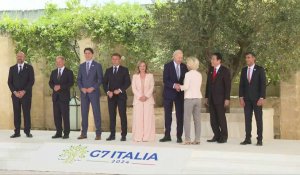 Les dirigeants du G7 posent pour une photo de groupe lors du sommet en Italie