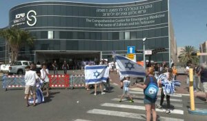 Des Israéliens se réjouissent devant un hôpital après la libération de quatre otages