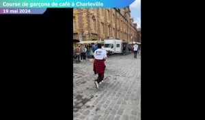 Course de garçons de café sur la place Ducale à Charleville-Mézières
