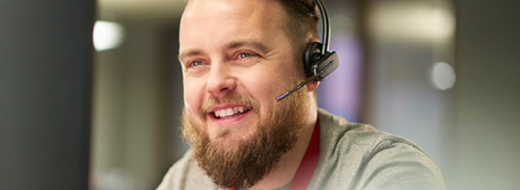 Un technicien avec un casque sourit