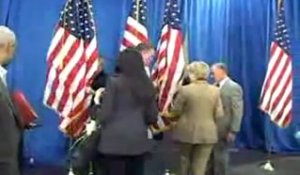 Les drapeaux subitement en berne pour Hillary Clinton