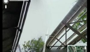 Une voiture Google Street View passe sous un pont trop bas