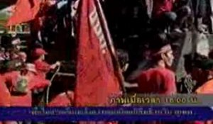 Thai_red_shirts_seize_army_vehicle_12_April_2009-1