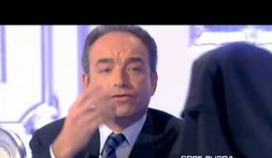 Jean-François Copé débat face à une femme en burqa