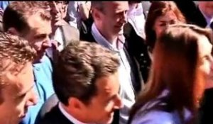 Bain de foule pour Nicolas et Carla Sarkozy