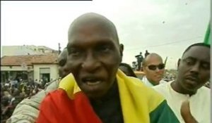 Le président Abdoulaye Wade célèbre la victoire des sénégalais contre la France