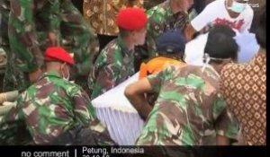 Indonésie: l'enterrement des victimes du volcan Merapi