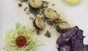 Salade tiède de coquilles Saint-Jacques aux truffes de Meuse